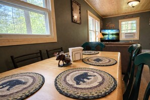 Dining - Up North Getaway: Cozy Lake Arrowhead Cabin with Hot Tub & Prime Location! (Gaylord)