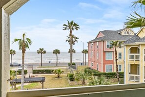 Property grounds - Ocean & Pool Views, W/D in Condo, 2 King Beds (Galveston)