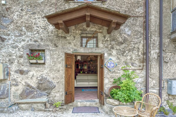 Exterior detail - Maison Enchantée (Capo di Ponte)