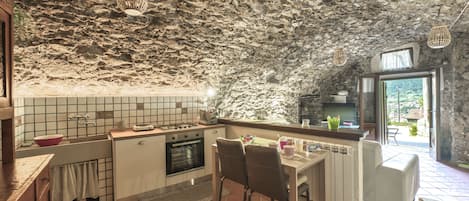 KĂŒhlschrank, Ofen, Herdplatte, Wasserkocher mit Kaffee-/Teezubehör