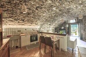 Fridge, oven, stovetop, coffee/tea maker - Maison Enchantée (Capo di Ponte)