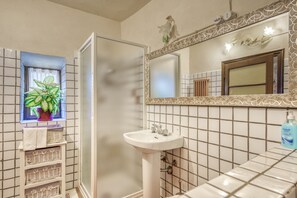 Een douche, een haardroger, een bidet, handdoeken