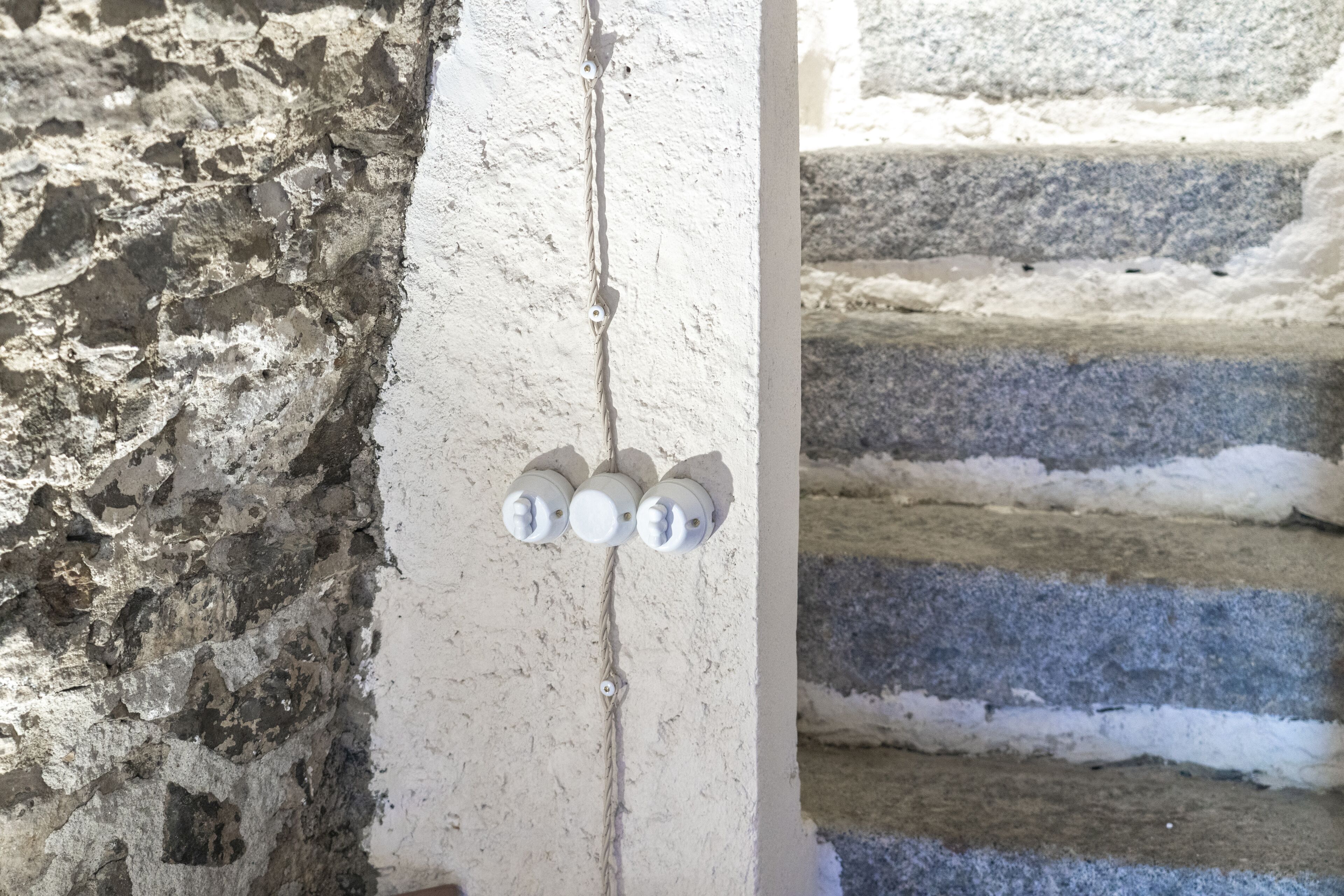 Een ruwe muur met een verticale scheur.
