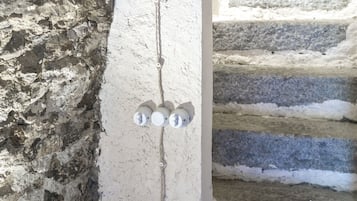 Een ruwe muur met een verticale scheur.