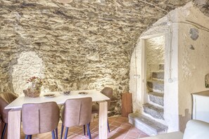 Dining - Maison Enchantée (Capo di Ponte)