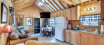 Cozy Dillard Cabin w/ Mountain Views & Pool Access