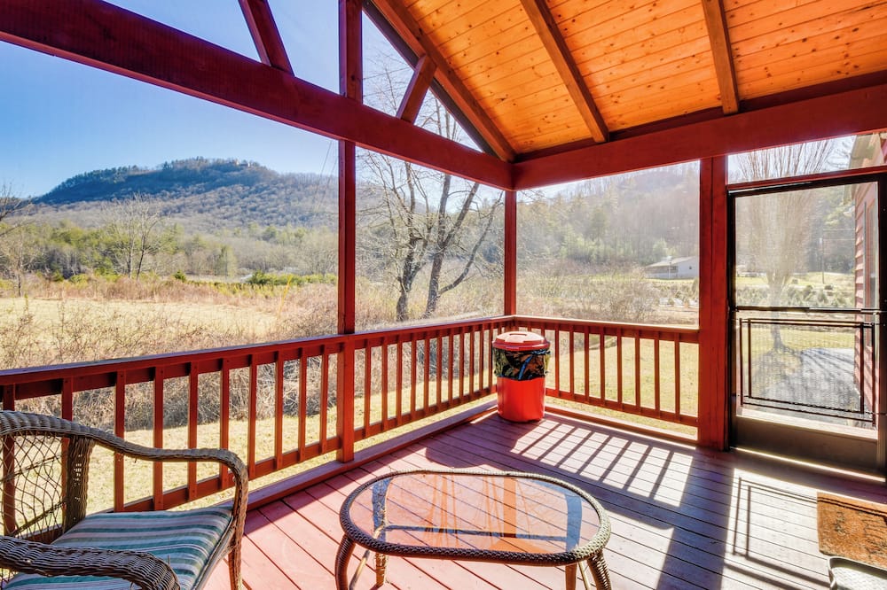 Cozy Dillard Cabin w/ Mountain Views & Pool Access - Dillard, GA