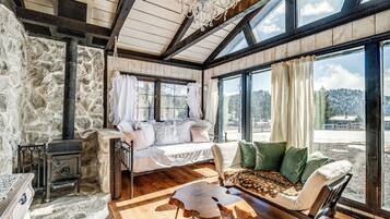 Cottage (2 Bedrooms) | Front of property