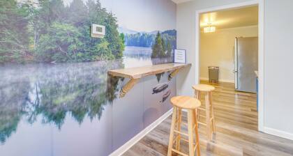 Bright Shelby Cottage w/ Deck & Creek Views!