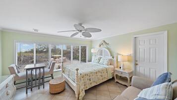 Studio | Kannettavalle tietokoneelle sopiva työtila, silitysrauta/-lauta