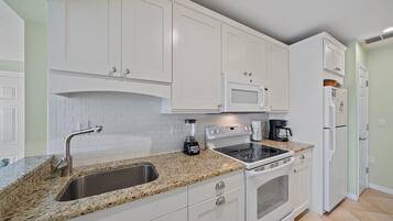 Studio | Private kitchen | Fridge, oven, coffee/tea maker, toaster