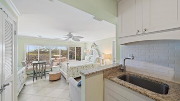 Studio | Private kitchen | Fridge, oven, coffee/tea maker, toaster