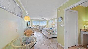 Refrigerador, horno, cafetera/tetera, tostadora