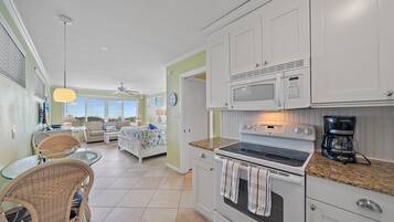 Studio | Private kitchen | Fridge, oven, coffee/tea maker, toaster