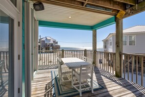 Outdoor dining - Lazy Daze Beach House - 105 Strand Ct 3 Bedroom Home by RedAwning (Dauphin Island)