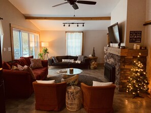 Smart TV, fireplace - 4 bedroom, 4 season lakefront near Grand Bend (Lake Huron) with fire pit (Bluewater)