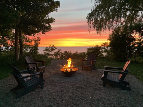 4 bedroom, 4 season lakefront near Grand Bend (Lake Huron) with firepit & kayaks