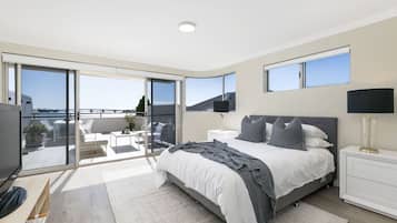 5 habitaciones, escritorio y tabla de planchar con plancha