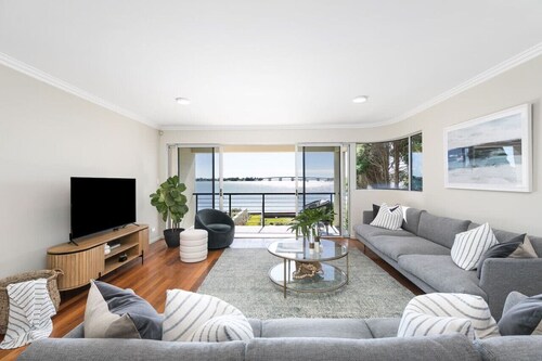 Panoramic views, 5-bedroom waterfront