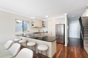 Fridge, microwave, oven, stovetop - Panoramic views, 5-bedroom waterfront (Sylvania)