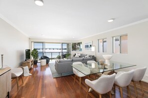 Interior - Panoramic views, 5-bedroom waterfront (Sylvania)