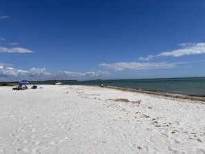 Una spiaggia nelle vicinanze