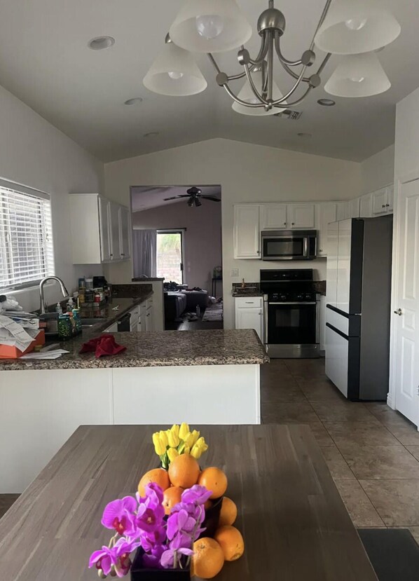 Private kitchen - South Mountains Views and Fun! Big back yard and Next to a park with playground (Phoenix)