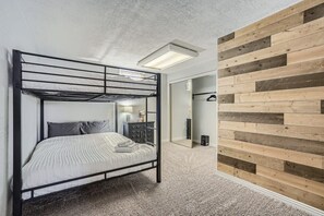 2 Schlafzimmer, Schreibtisch, Bügeleisen/Bügelbrett, Reisekinderbett