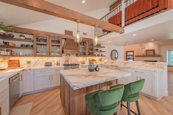 Fridge, microwave, oven, stovetop - Gorgeous designer home, 2 mins to downtown with EV 2 charger, fenced yard. (Paso Robles)