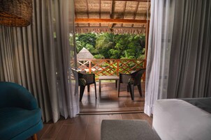 Habitación superior con 2 camas individuales, balcón | Minibar, caja fuerte, escritorio y cortinas opacas