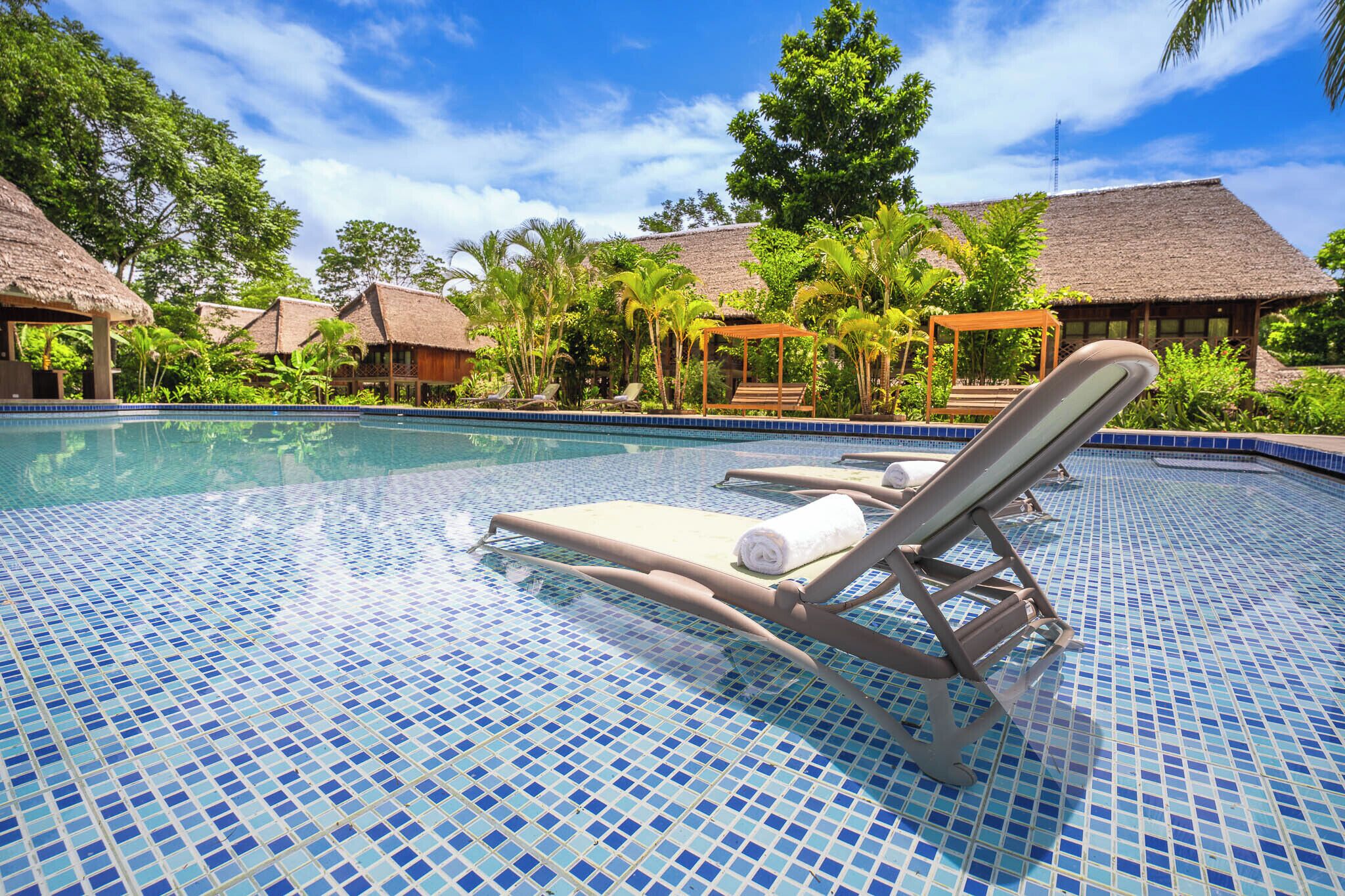 Una piscina al aire libre (de 10:00 a 18:00), tumbonas