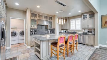 House (5 Bedrooms) | Private kitchen | Oven, stovetop, dishwasher, coffee/tea maker
