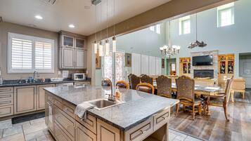 House (5 Bedrooms) | Private kitchen | Oven, stovetop, dishwasher, coffee/tea maker