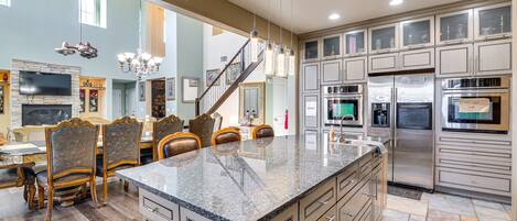 House (5 Bedrooms) | Interior