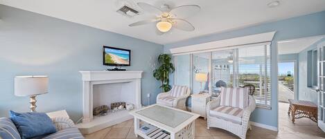 Condo, 1 Bedroom | Living area