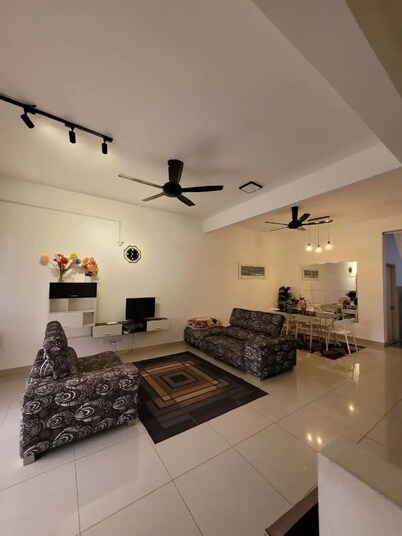 20 minutes from KLIA! Family-sized house with 4 bedrooms and 3 bathrooms.