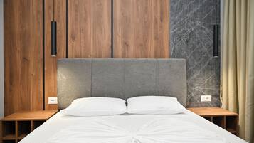 Escritorio y ropa de cama