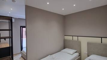 Phòng 4 dành cho gia đình | Bàn, bộ trải giường