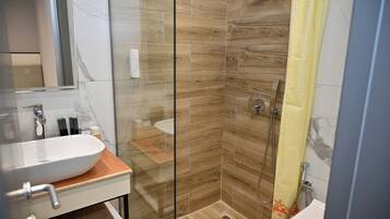 Quarto quádruplo família | Banheiro | Chuveiro, chuveiro com efeito de chuva, secador de cabelo, chinelos