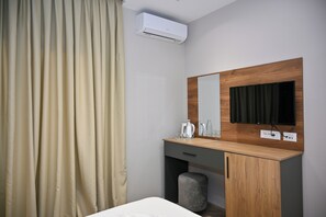 Desk, bed sheets - MondurO Hotel (Durrës)