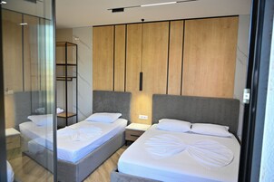 Kolmen hengen classic-huone, 1 makuuhuone | Työpöytä, vuodevaatteet