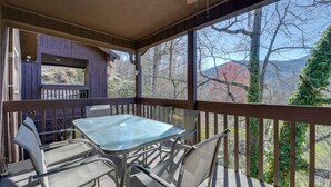Outdoor dining - Magnificent Views/Hot Tub/Fire Pit/Arcade (Maggie Valley)