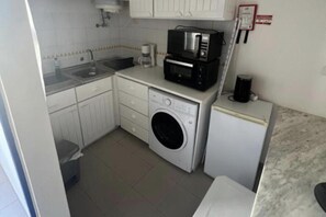 Fridge, microwave, oven, stovetop - 1-bed - Sleeps 4 - Free Parking (Portimão)
