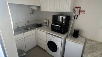 Appartement | Privékeuken | Een koelkast, een microgolfoven, een oven, een kookplaat