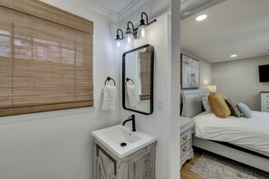 3 bedrooms, iron/ironing board, free WiFi, bed sheets - 3BR Home in Quiet Neighborhood - All King Beds (Augusta)