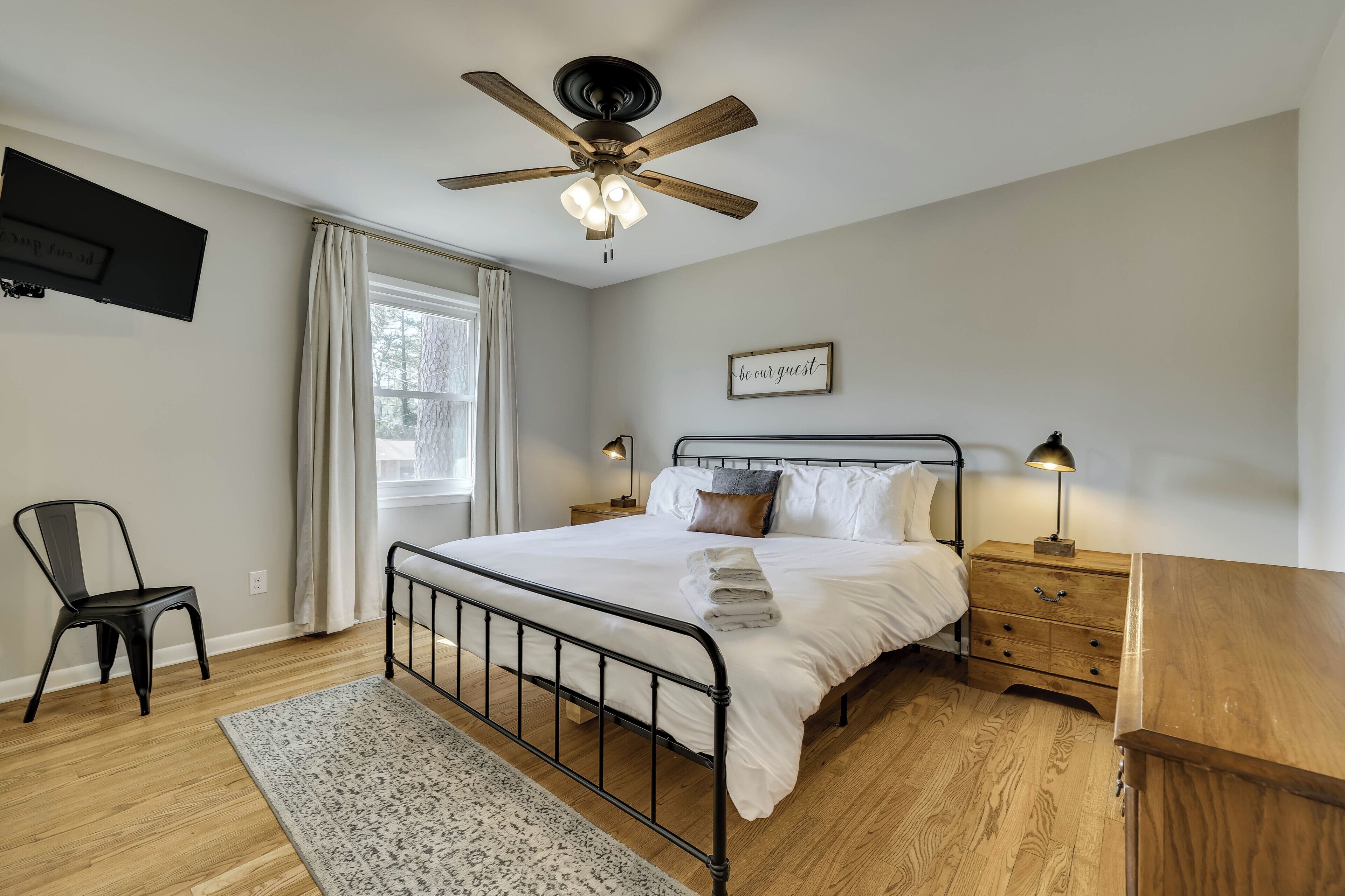 3 bedrooms, iron/ironing board, WiFi, bed sheets