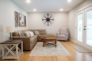 TV - 3BR Home in Quiet Neighborhood - All King Beds (Augusta)