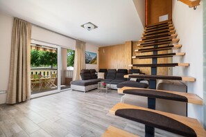 TV, fireplace, video-game console - Villa Arabela with private pool (Donji Muc)