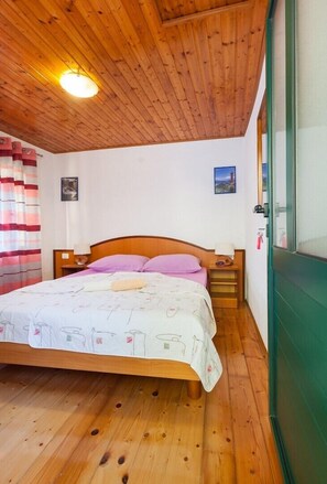 2 quartos, ferros/tábuas de passar roupa, Wi-Fi, roupa de cama