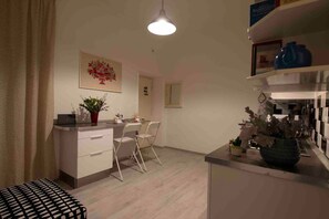 Geladeira, fogão, cooktop, talheres/pratos/utensílios de cozinha